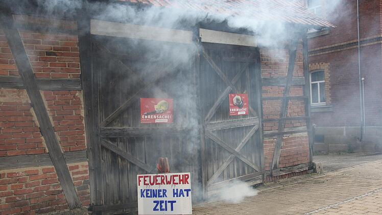 Mit einer außergewöhnlichen Werbeaktion machte die Feuerwehr Meschenbach auf die enge personelle Situation vieler Feuerwehren im Landkreis aufmerksam. Deshalb rauchte es aus einem landwirtschaftlichen Gebäude in Meschenbach am Wahlsonntag. Foto: Michael Stelzner