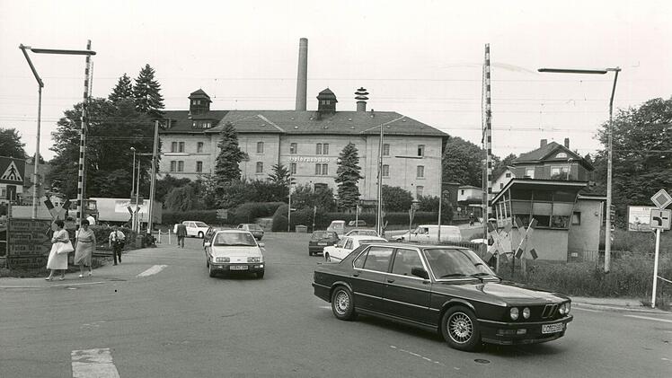 Die Coburger Schlachthofkreuzung - Verkehrsknotenpunkt und Geduldsspiel für Autofahrer. 1990 wird an dieser Stelle die Frankenbrücke eingeweiht, was die Verkehrslage deutlich entspannt.Foto: CT-Archiv