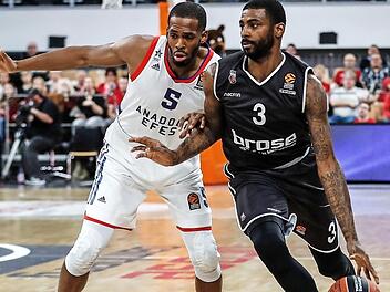 Dorell Wright (r.), mit 15 Punkten zusammen mit Leon Radosevic bester Bamberger Korbschütze, zieht hier gegen Derrick Brown von Anadolu Efes Istanbul zum Korb. Fotos: Daniel Löb