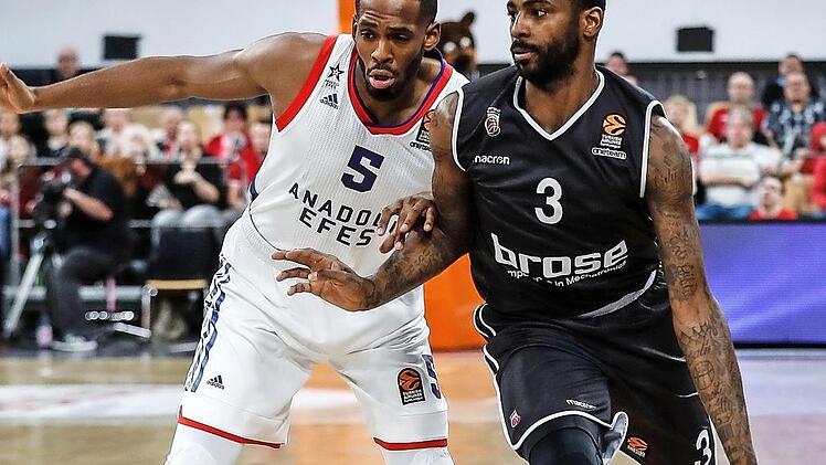 Dorell Wright (r.), mit 15 Punkten zusammen mit Leon Radosevic bester Bamberger Korbschütze, zieht hier gegen Derrick Brown von Anadolu Efes Istanbul zum Korb. Fotos: Daniel Löb