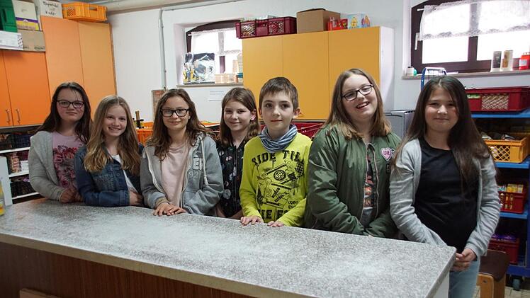 Viel  gelernt haben Sophia, Hannah, Nina, Lea, Lukas, Tanja und  Nitara durch ihre Einsätze bei der Eltmanner Tafel.