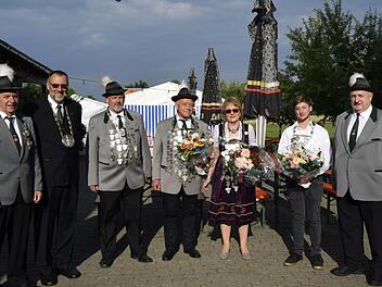 Das Königshaus gab sich die Ehre (von links): Zweiter  Schützenmeister Lorenz Stettner, Jagdkönig Gerhard Pohl, Schützenkaiser Walter Füglein, Schützenkönig Norbert Friedrich, Damenkönigin Renate Turnwald, Jungschützenkönig Christian Gräf, Oberschützenmeister Fritz TurnwaldAndreas Welt