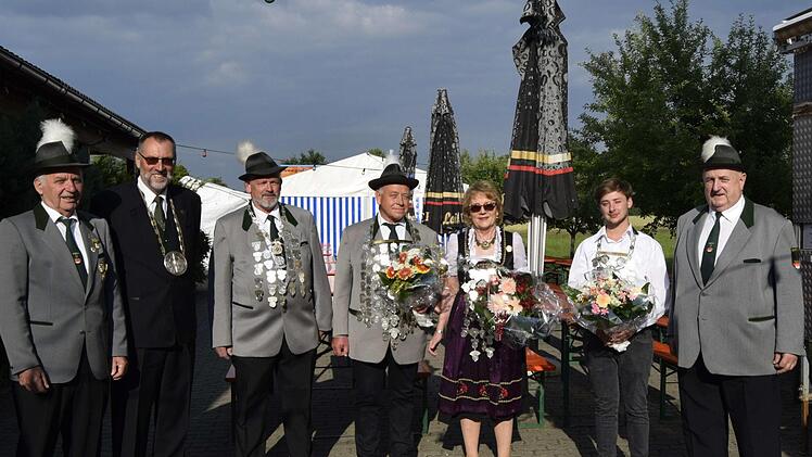 Das Königshaus gab sich die Ehre (von links): Zweiter  Schützenmeister Lorenz Stettner, Jagdkönig Gerhard Pohl, Schützenkaiser Walter Füglein, Schützenkönig Norbert Friedrich, Damenkönigin Renate Turnwald, Jungschützenkönig Christian Gräf, Oberschützenmeister Fritz TurnwaldAndreas Welt