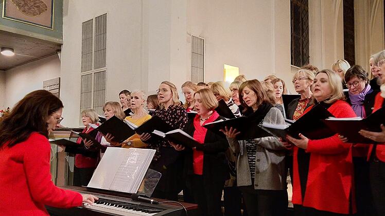 Riesigen Zuspruch fand das nachweihnachtliche Konzert mit dem Chor Unerhört unter Leitung von Antoinetta Bafas in der Coburger Heilig-Kreuz-Kirche.Foto: Jochen Berger