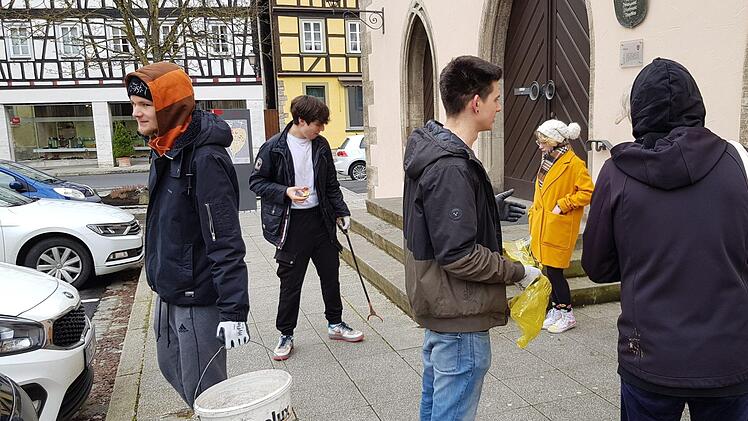 Die Sammler vor dem Münnerstädter Rathaus. Lukas Gehring