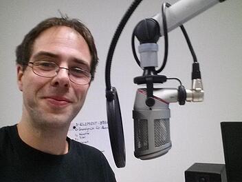 Joachim Waidmann macht Radio mit und für Schüler(n). Dazu benötigt er nicht einmal mehr die Studio-Einrichtungen wie hier im Bild. Es funktioniert auch von zu Hause übers Laptop.  Foto: Jugendamt der Erzdiözese Bamberg