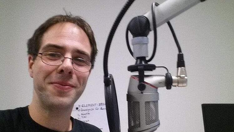 Joachim Waidmann macht Radio mit und für Schüler(n). Dazu benötigt er nicht einmal mehr die Studio-Einrichtungen wie hier im Bild. Es funktioniert auch von zu Hause übers Laptop.  Foto: Jugendamt der Erzdiözese Bamberg