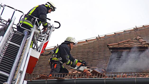 Mit Drehleiter und Kettens&auml;ge bahnten sich die Feuerwehrleute im September 2019 beim Feuer in der Justizvollzugsanstalt Kronach einen Weg zum Brandherd unter dem Dach.