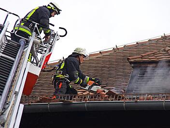 Mit Drehleiter und Kettensäge bahnten sich die Feuerwehrleute im September 2019 beim Feuer in der Justizvollzugsanstalt Kronach einen Weg zum Brandherd unter dem Dach.