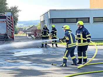 Hochkonzentriert bei der Leistungspr&uuml;fung: die jungen Zeulner Feuerwehrler