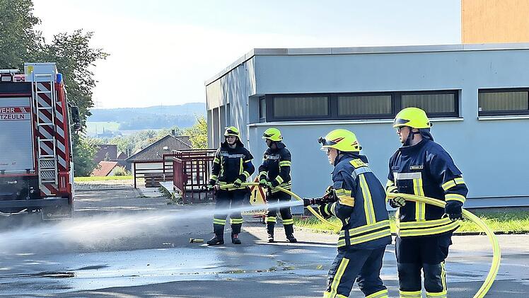 Hochkonzentriert bei der Leistungspr&uuml;fung: die jungen Zeulner Feuerwehrler