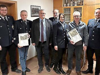 Ehrungen bei der Feuerwehr (von links): Kommandant Dominik Renner, Ehrenmitglied Detlef Renner, Bürgermeister Herwig Neumann, Zweiter Vorsitzender Stefan Solger, Vorsitzende Barbara Witzgall, Ehrenmitglied Uwe Hübner und Kreisbrandmeister Michel M...
