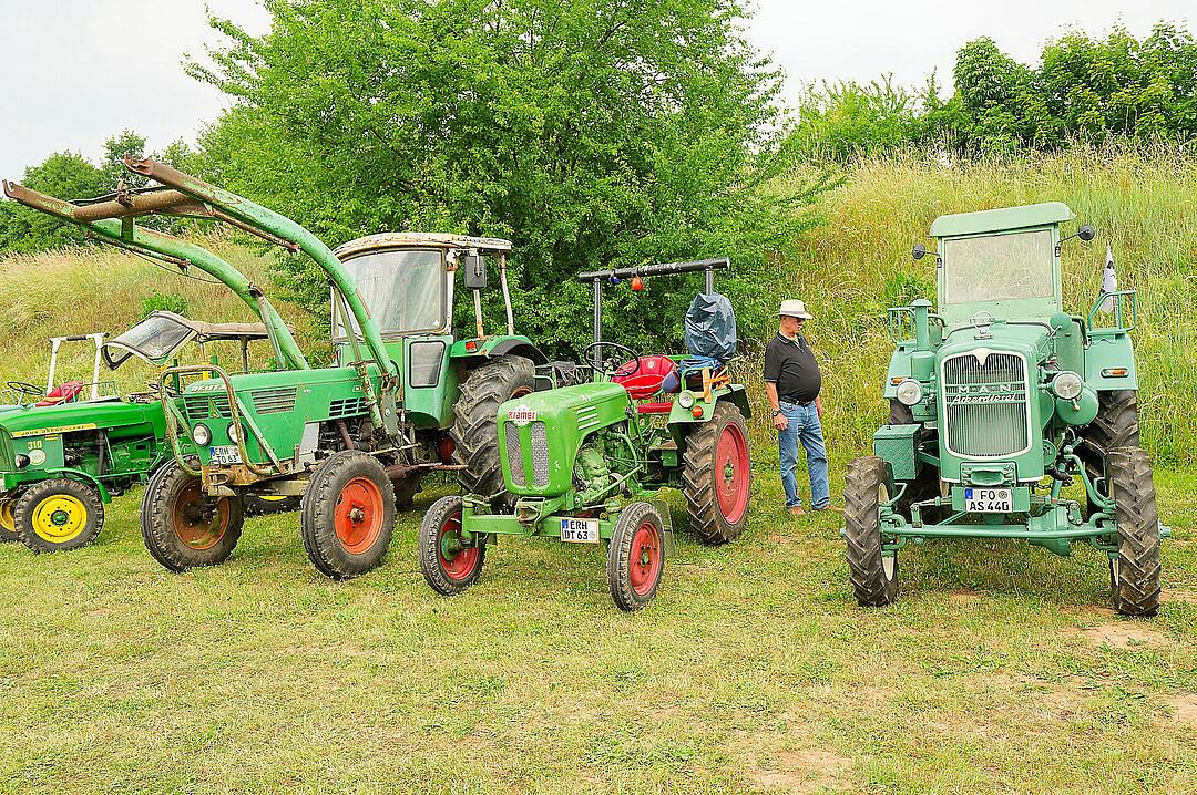 Autos, Motorräder, Mopeds und Traktoren gab es zu bewundern.