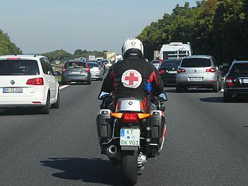 Der BRK-Helfer kommt auf seinem Motorrad auch im Stau gut voran. Fotos: Nathalie Zapf