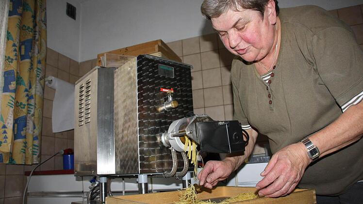 Stahlgrauer Helfer: Erna schätzt ihre Nudelmaschine sehr.
