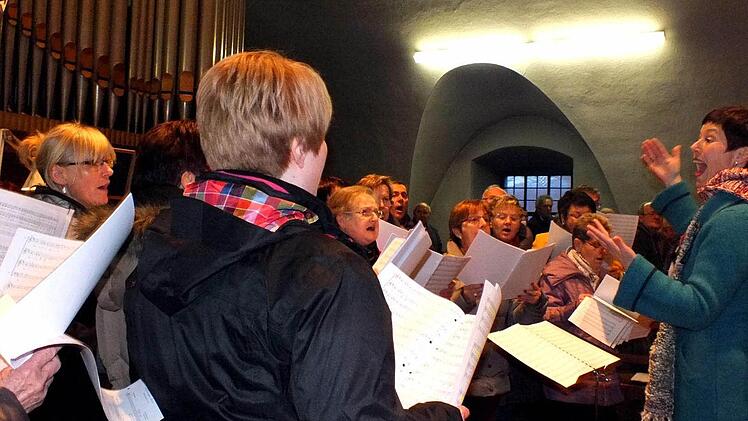 Der Festgottesdienst in Sand wurde vom gemischten Chor des Gesangvereins 1900 musikalisch umrahmt.