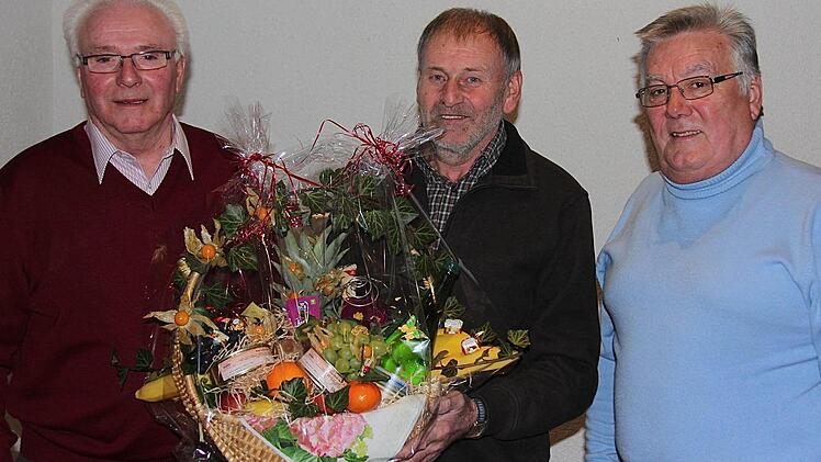 Vorsitzender Erich Schießer (von links) dankte seinem Stellvertreter Robert Fell für dessen engagierte Vorstandsarbeit und begrüßte dessen Amtsnachfolger, den neuen zweiten Vorsitzenden Reinhold Zirwick.