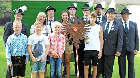 Bei den Jungen wurde Paul Rost Vogelkönig des Kronacher Freischießens 2014. Das Bild zeigt (vorne von links): 3. Ritter Michael Krug, 2. Ritter Max Wolf, Julius Wagner und Vogelkönig Paul Rost.