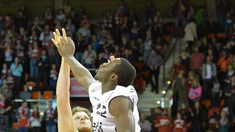 John Bryant (links) gegen Javon McCrea.