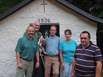 Sie setzen sich für den Erhalt der Kapelle ein: Gunther Hahner, Rainer Betz, Arnulf Schöberl, Beate und Günter Müller. Fotos: Gerd Schaar