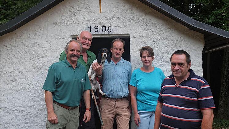 Sie setzen sich für den Erhalt der Kapelle ein: Gunther Hahner, Rainer Betz, Arnulf Schöberl, Beate und Günter Müller. Fotos: Gerd Schaar