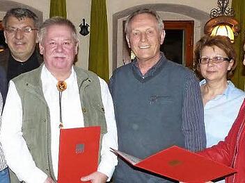 Die Ehrung von Rudolf Matysiak für 50 Jahre und von Karl-Heinz Hümmer für 40 Jahre Mitgliedschaft prägte das Fischessen und die Hauptversammlung des Kupferberger SPD-Ortsvereins. Unser Bild zeigt (von links) Vorsitzenden Volker Matysiak, den ehemaligen Landesvorsitzenden Wolfgang Hoderlein, Karl-Heinz Hümmer, Rudolf Matysiak, Stadträtin Silvia Turbanisch und Landtagsvizepräsidentin Inge Aures. Foto: Klaus-Peter Wulf