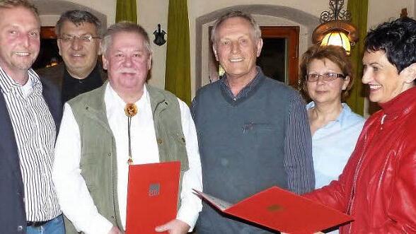 Die Ehrung von Rudolf Matysiak für 50 Jahre und von Karl-Heinz Hümmer für 40 Jahre Mitgliedschaft prägte das Fischessen und die Hauptversammlung des Kupferberger SPD-Ortsvereins. Unser Bild zeigt (von links) Vorsitzenden Volker Matysiak, den ehemaligen Landesvorsitzenden Wolfgang Hoderlein, Karl-Heinz Hümmer, Rudolf Matysiak, Stadträtin Silvia Turbanisch und Landtagsvizepräsidentin Inge Aures. Foto: Klaus-Peter Wulf