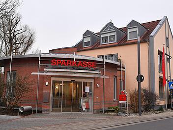 Die Sparkasse Gundelsheim öffnet ab 2018 noch an fünf Wochentagen halbtags für die Allgemeinheit - dafür wird auch hier an allen Wochentagen nach Terminvereinbarung bis 20 Uhr beraten. Foto: Ronald Rinklef
