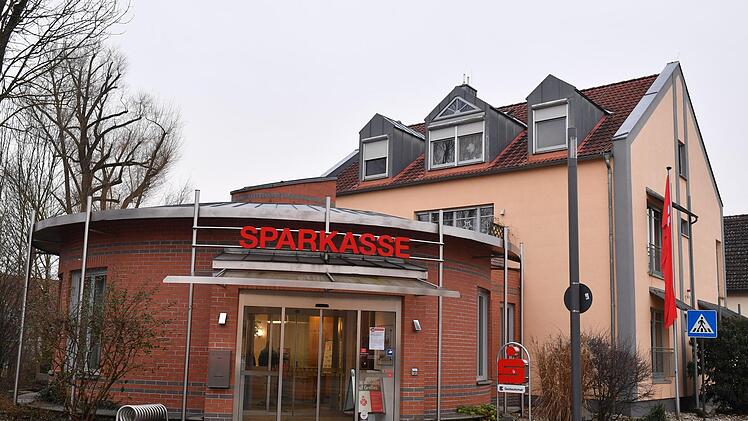 Die Sparkasse Gundelsheim öffnet ab 2018 noch an fünf Wochentagen halbtags für die Allgemeinheit - dafür wird auch hier an allen Wochentagen nach Terminvereinbarung bis 20 Uhr beraten. Foto: Ronald Rinklef