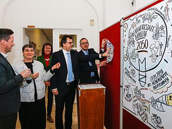 Letzte Hand an die Ausstellung legen an (v.l.) Thomas Riegg, Christine Sünkel (beide VHS), Brigitte Riegelbauer (Bürgermeisteramt), Bürgermeister Christian Lange und Redakteur Michael Memmel. Foto: Matthias Hoch