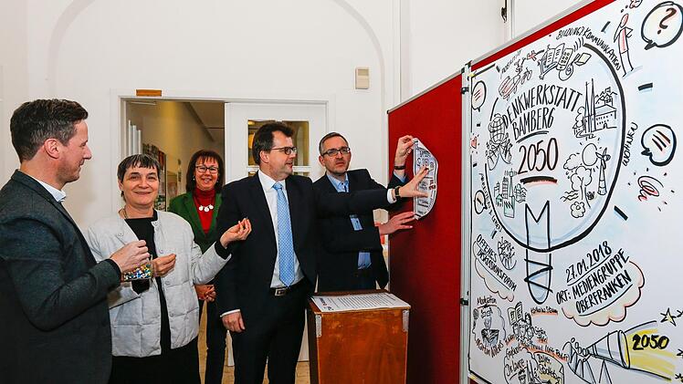 Letzte Hand an die Ausstellung legen an (v.l.) Thomas Riegg, Christine Sünkel (beide VHS), Brigitte Riegelbauer (Bürgermeisteramt), Bürgermeister Christian Lange und Redakteur Michael Memmel. Foto: Matthias Hoch