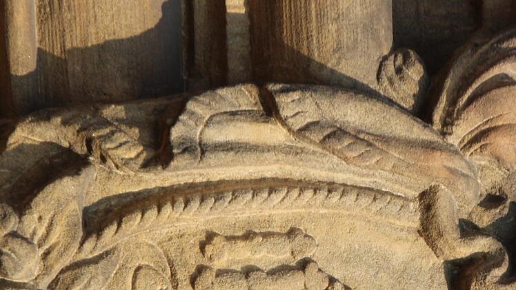 Das Süd-Portal ist in seiner heutigen Form 1720 bis 1730 eingesetzt worden. Oben trägt es eine doppelte Muschel, darunter im Schlussstein das "IHS", das Christusmonogramm, das auch als "In hoc signo vinces" oder als Wahlspruch der Jesuiten gelesen werden kann: "Jesus Habemus Socium" ("Wir haben Jesum als Gefährten"). Eckehard Kiesewetter