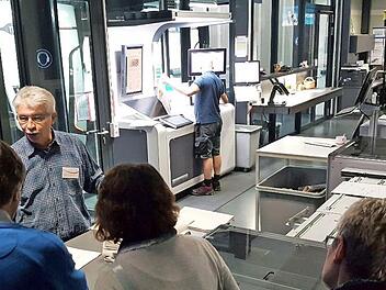 Im Herzen einer der modernsten Druckereien Deutschlands: die Freien Wähler Ebern bei ihrem Besuch der Bamberger Mediengruppe Oberfranken Foto: Kestel