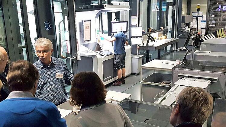 Im Herzen einer der modernsten Druckereien Deutschlands: die Freien Wähler Ebern bei ihrem Besuch der Bamberger Mediengruppe Oberfranken Foto: Kestel