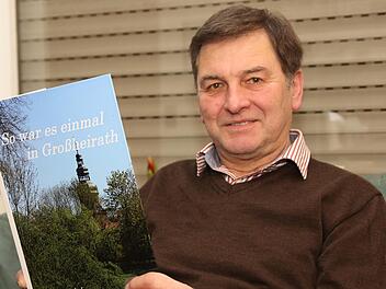 Gerhard Göckel blättert gerne in seinem Buch und kann viel über die einzelnen Fotos und Geschichten erzählen. Foto: Michael Stelzner