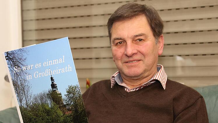 Gerhard Göckel blättert gerne in seinem Buch und kann viel über die einzelnen Fotos und Geschichten erzählen. Foto: Michael Stelzner