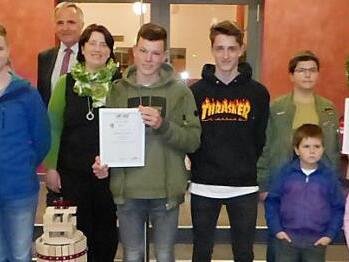 Den Jugendwettbewerb "Streuobstvielfalt - Beiß rein" gewannen die "Maulwürfe" des Gartenbauvereins Hutschdorf (vorne links). Der 2. Platz ging an die Jugendgruppe Windischenhaig (vorne rechts). Die Jugendarbeit des Gartenbauvereines Triebenreuth (hinten links) wurde mit dem 3. Preis belohnt.