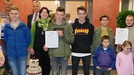 Den Jugendwettbewerb "Streuobstvielfalt - Beiß rein" gewannen die "Maulwürfe" des Gartenbauvereins Hutschdorf (vorne links). Der 2. Platz ging an die Jugendgruppe Windischenhaig (vorne rechts). Die Jugendarbeit des Gartenbauvereines Triebenreuth (hinten links) wurde mit dem 3. Preis belohnt.