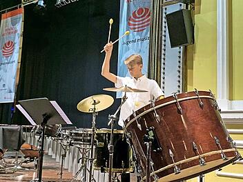 Dominik Lenhart aus Haßfurt hat beim Wettbewerb "Jugend musiziert" auf Bundesebene einen dritten Preis gewonnen und wurde im Funkhaus München des Bayerischen Rundfunks als bayrischer Bundespreisträger geehrt. Schlagzeug ist sein Ding. Fotos: Ulrike Langer