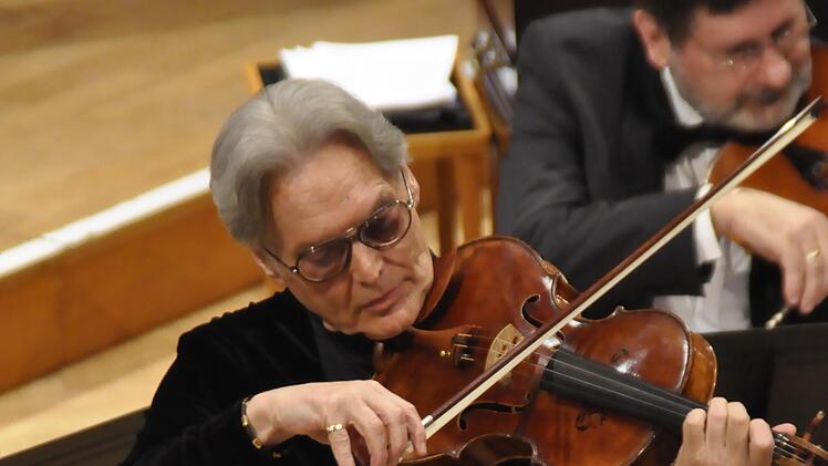 Der Virtuose Wilfried Strehle mit seiner Bratsche als Solist. Foto: Peter Klopf