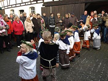 Zum vierten Mal bietet die Vereinsgemeinschaft eine "große Dorfweihnacht" an. Eine der Attraktionen dürfte der Mittelaltermarkt im Hof von Gustav Karch sein. Dort werden die Kindergartenkinder mit einem mittelalterlichen Tanz erfreuen.   Foto: Stefan Geiger