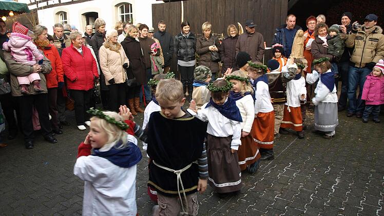 Zum vierten Mal bietet die Vereinsgemeinschaft eine "große Dorfweihnacht" an. Eine der Attraktionen dürfte der Mittelaltermarkt im Hof von Gustav Karch sein. Dort werden die Kindergartenkinder mit einem mittelalterlichen Tanz erfreuen.   Foto: Stefan Geiger
