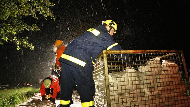Mit vereinten Kräften kämpften Feuerwehr und THW in der Nacht auf Montag gegen einen drohenden Dammbruch am Tretzendorfer Weiher. Foto: News5 / Herse