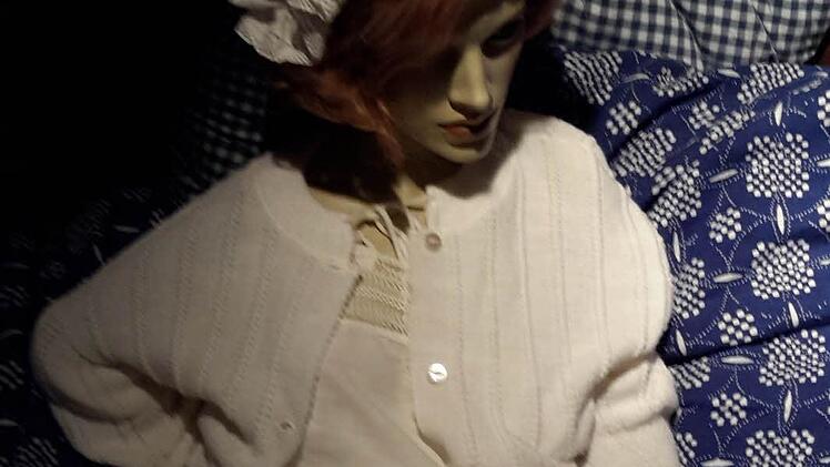 Zur wohlverdienten Nachtruhe legte man sich züchtig gekleidet ins Himmelbett.  Foto: Rolf Pralle