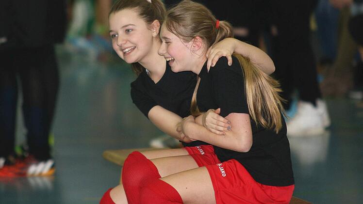 Auch auf der Auswechselbank wurde mitgefiebert und jedes Tor bejubelt so wie hier bei Samira und Lea. Foto: Helmut Will