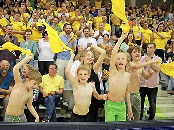 Die jüngsten Fans gaben am Freitagabend ihr letztes Hemd für den HSC 2000 Coburg. Jetzt freut sich Groß und Klein auf das geplante Public Viewing in Coburg. Fotos: Timo Geldner