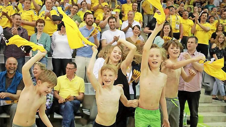 Die jüngsten Fans gaben am Freitagabend ihr letztes Hemd für den HSC 2000 Coburg. Jetzt freut sich Groß und Klein auf das geplante Public Viewing in Coburg. Fotos: Timo Geldner