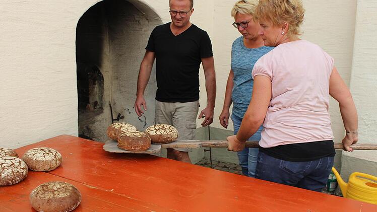 Frisches Brot aus dem Ofen Foto: Evi Seeger
