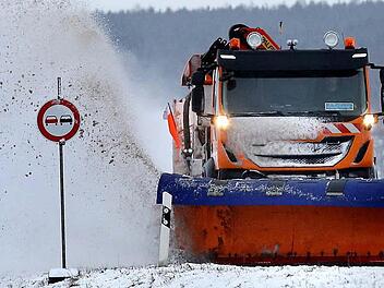 Ärgerlich für viele, wenn der Schneepflug den Schnee von der Straße vor die eigene Haustür wirft. Symbolfoto: Thomas Warnack/dpa