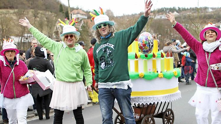 Mit einer riesigen Torte kam der Stammtisch "Franziskaner" daher. Foto: Günther Geiling